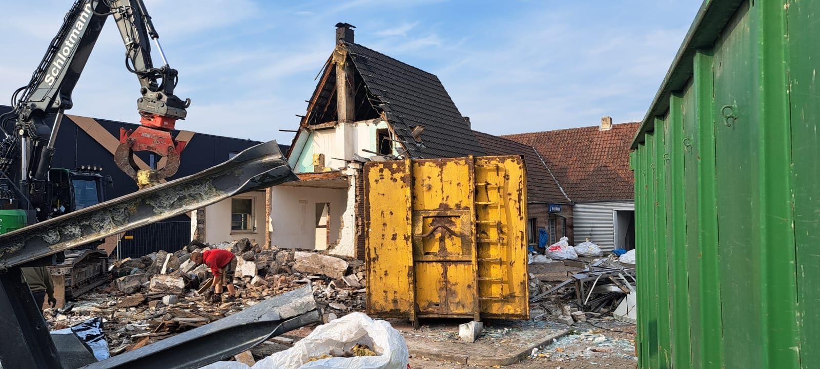 Abbrucharbeiten mit Bagger und Abrollcontainer