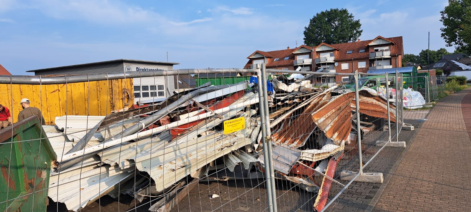 Rückgebaute Überdachung der Tankstelle